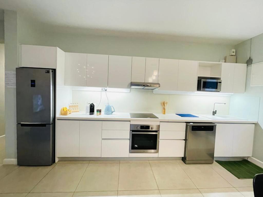 Beachcove Apartment 2 Pereybere Beach ภายนอก รูปภาพ